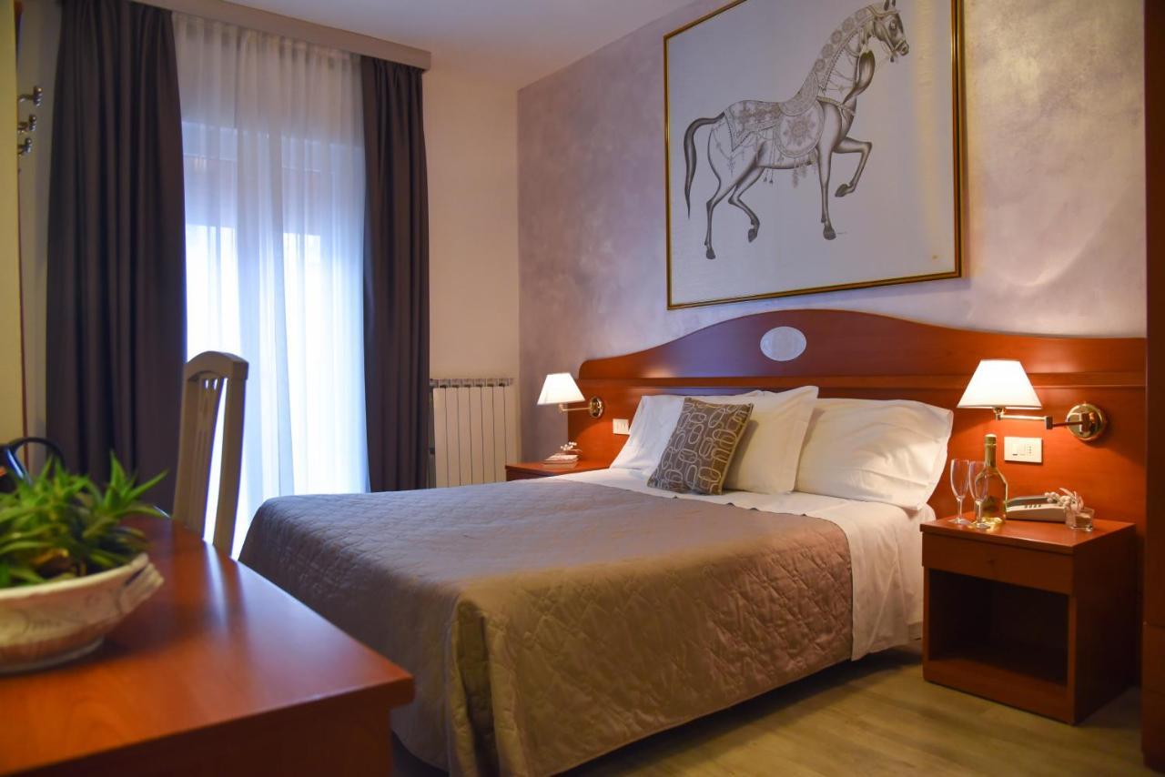 Hotel Crystal Caorle Exterior photo