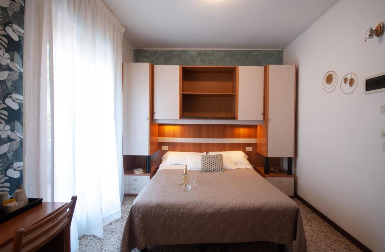 Hotel Crystal Caorle Exterior photo