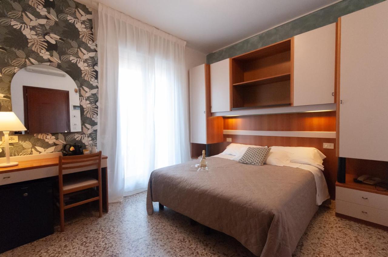 Hotel Crystal Caorle Exterior photo