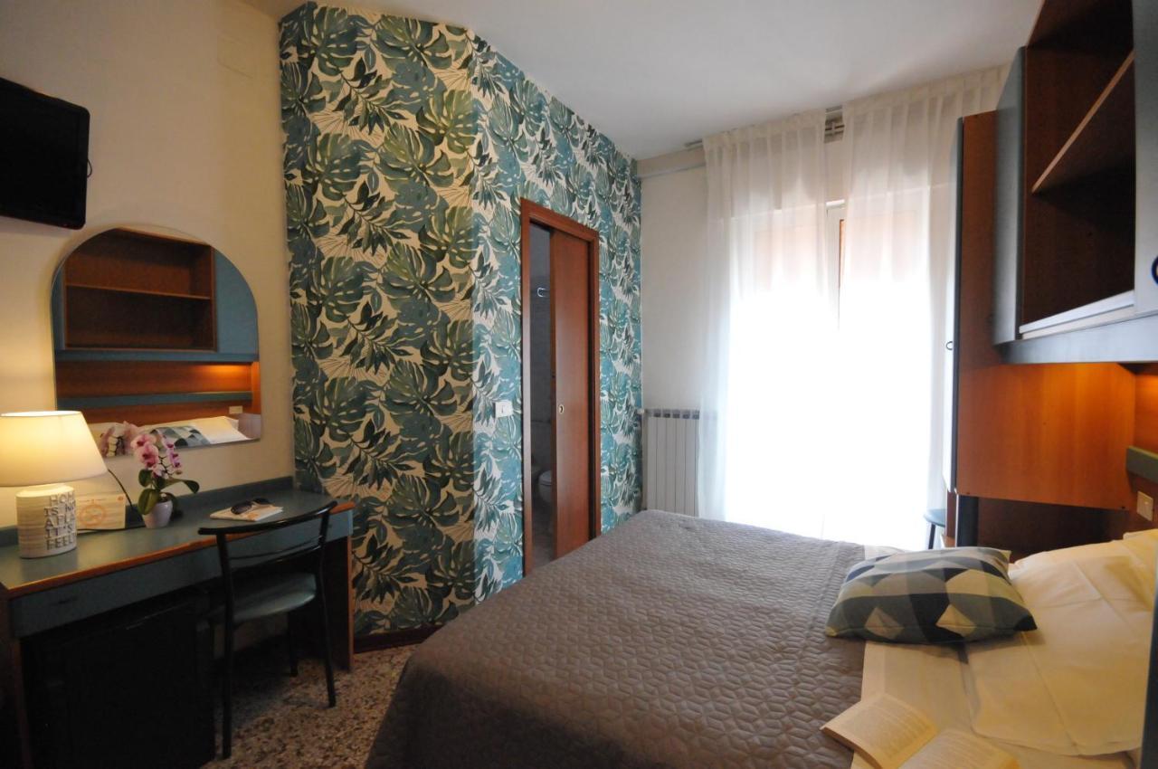 Hotel Crystal Caorle Exterior photo