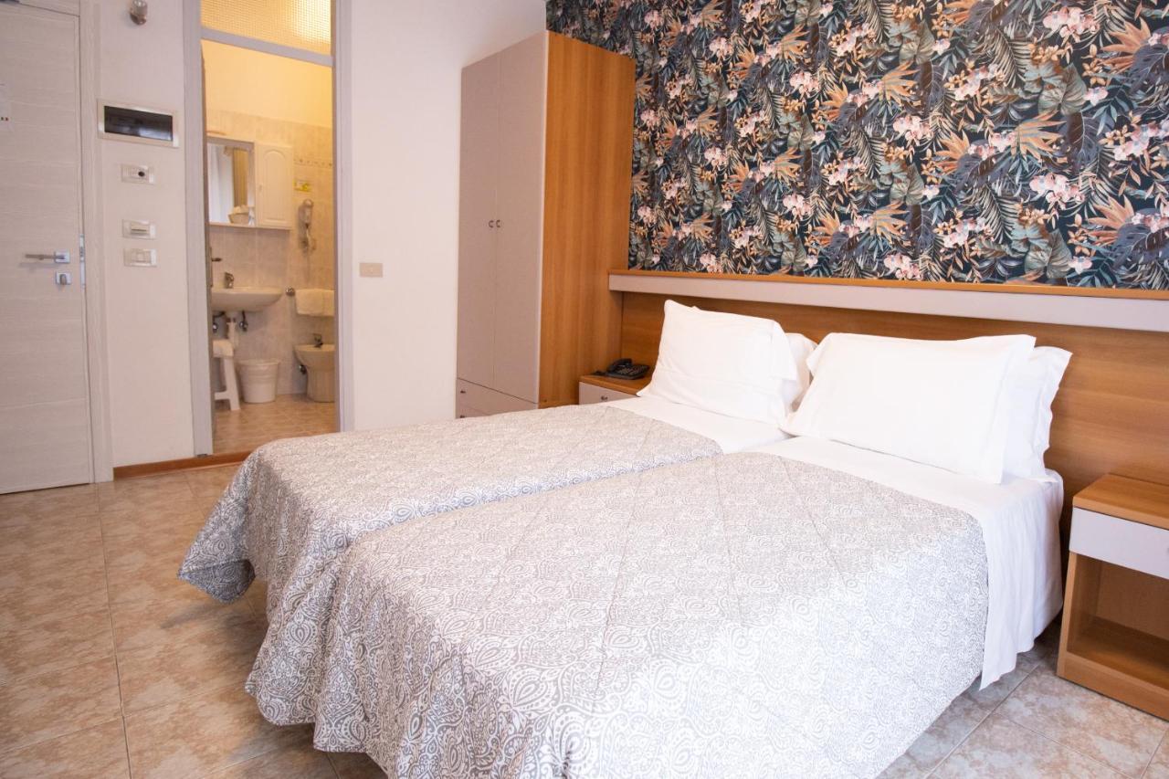 Hotel Crystal Caorle Exterior photo
