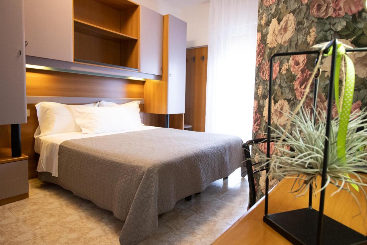 Hotel Crystal Caorle Exterior photo