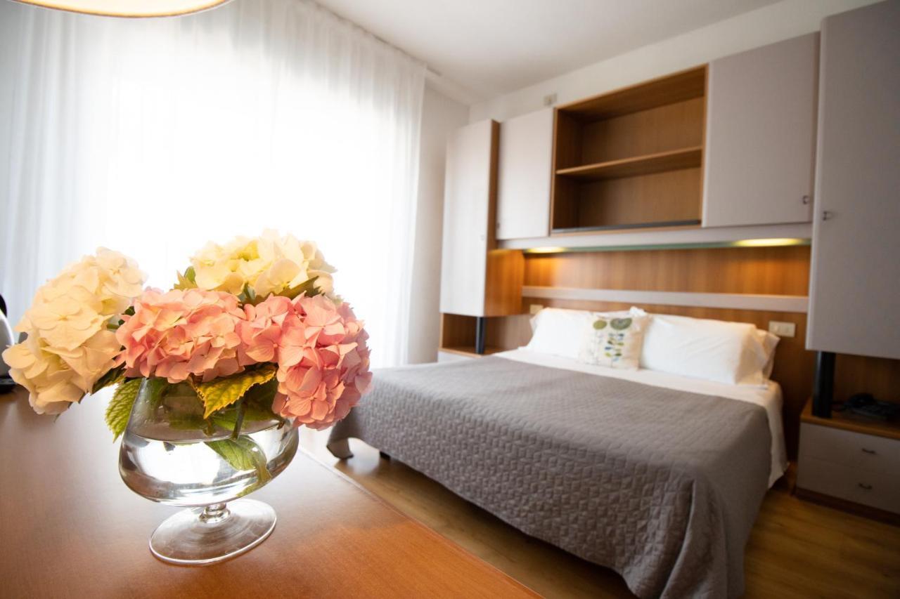 Hotel Crystal Caorle Exterior photo